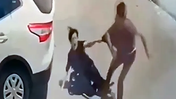Adana'da bıçaklı saldırının gerçekleştiği sokakta polis ekipleri inceleme yapıyor.