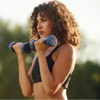 Spor salonunda ağırlık kaldıran bir kişi