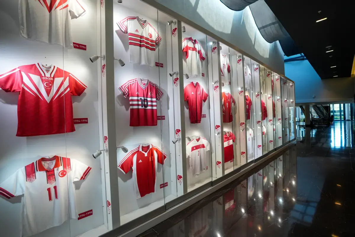 Türkiye A Milli Futbol Takımı'nın forma tarihini gösteren kolaj: 1923'teki ilk formadan 2026 Dünya Kupası için ebru sanatı...