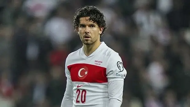 Ferdi Kadıoğlu milli takım formasıyla açıklamalarda bulunuyor.