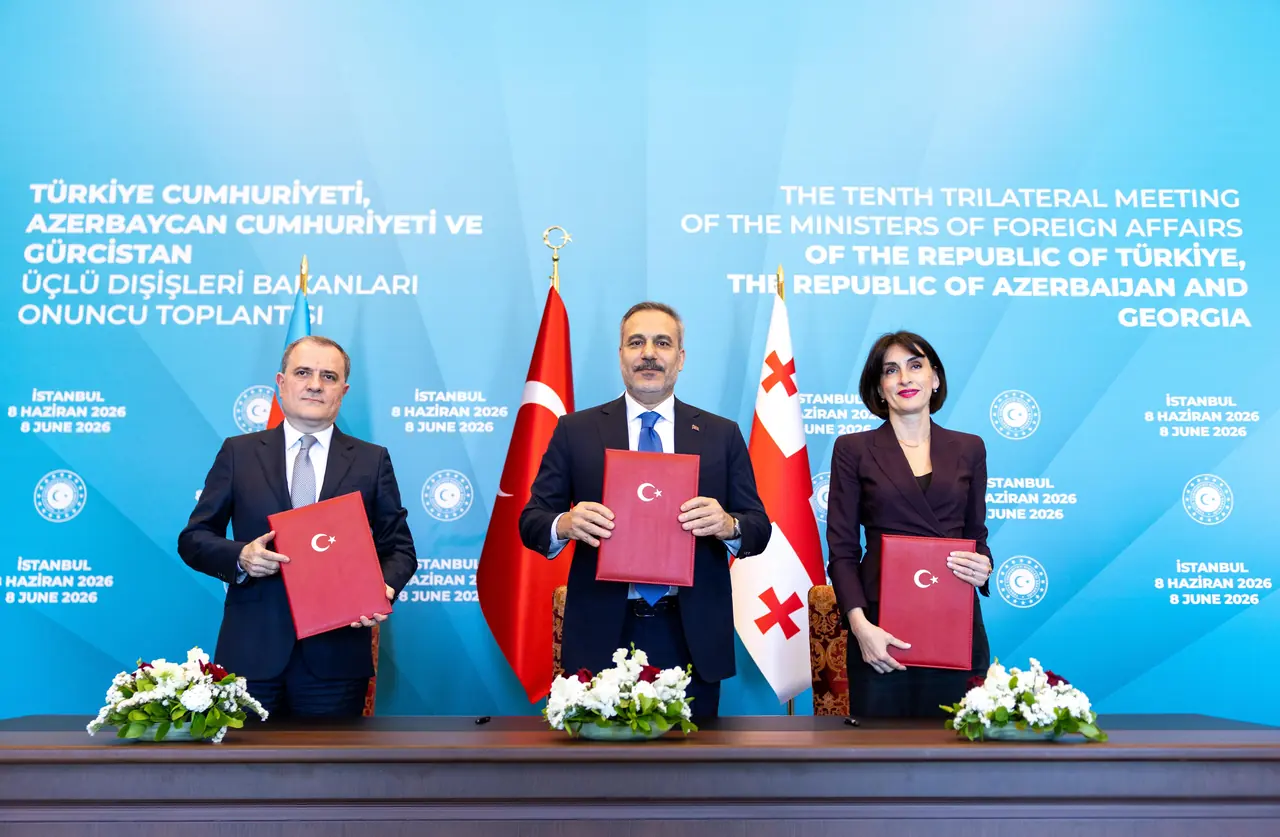 Türkiye, Azerbaycan ve Gürcistan dışişleri bakanları İstanbul'daki toplantıda bir araya geldi.