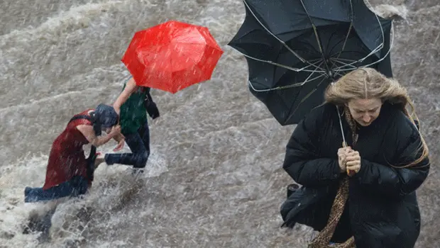 Türkiye genelinde etkili olan kuvvetli sağanak yağış ve sarı kodlu meteorolojik uyarıyı temsil eden yağmurlu bir şehir...