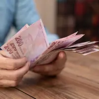 İstanbul Finans Merkezi'nde çalışan nitelikli hizmet personeli ve modern ofis ortamı.