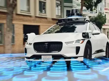 San Francisco sokaklarında ilerleyen bir Waymo robotaksisi.