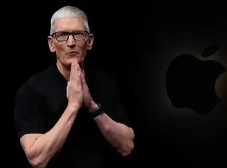 Tim Cook, Apple WWDC etkinliğinde sahnede konuşma yaparken.