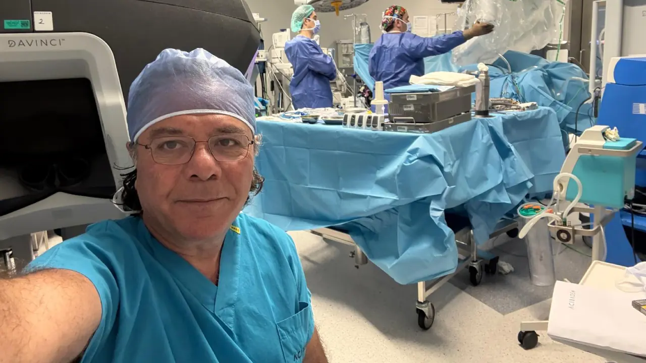 Prof. Dr. Oktar Asoğlu, Türk cerrah, İngiltere'de canlı robotik ameliyat gerçekleştiriyor.