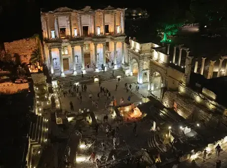 Türkiye'deki müze ve ören yerlerini ziyaret eden turistler.