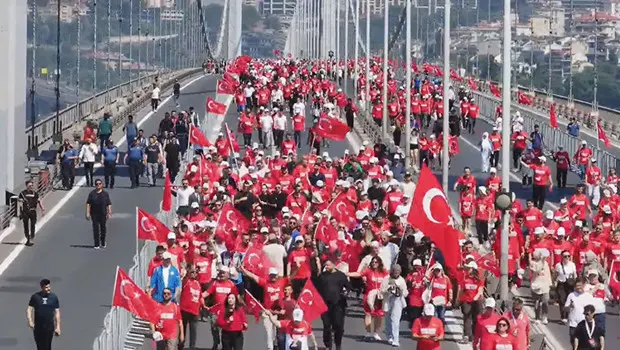 15 Temmuz'un 10. yıl dönümünde İstanbul'da düzenlenen anma yürüyüşüne katılan binlerce vatandaş.
