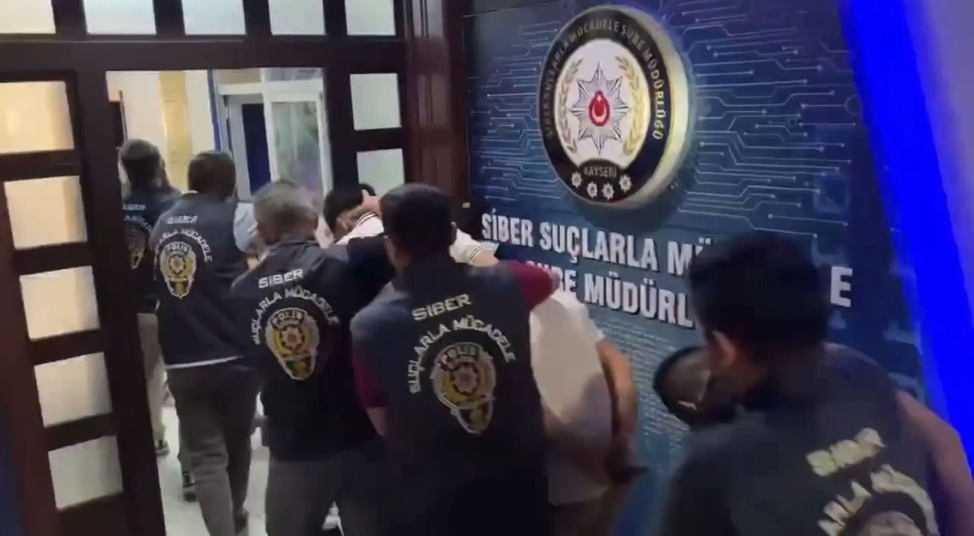 Siber suçlarla mücadele operasyonuna dair temsilî görsel.