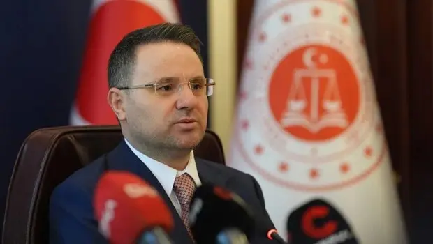 Adalet Bakanlığı binası ve siber suçlarla mücadele operasyonunu temsil eden görsel.