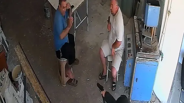 Adana'da cinayet olayının yaşandığı iş yeri önünde polis incelemesi.