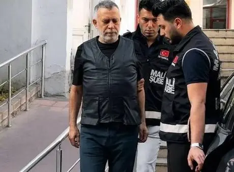 Ahbap soruşturması kapsamında adliye önünde hareketlilik.