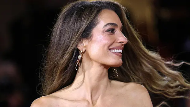 Amal Clooney ve George Clooney kırmızı halıda yürürken.