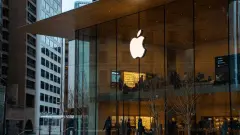 Apple Store'da Genius Bar çalışanı ve müşteri etkileşimi