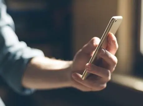 Apple ve Google uygulama mağazaları üzerinde dijital güvenlik denetimi.