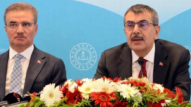 Milli Eğitim Bakanı Yusuf Tekin Erzurum'daki bir toplantıda konuşma yaparken.