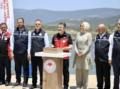 Bakan İbrahim Yumaklı, Muğla'daki bir su ürünleri tesisinde incelemelerde bulunuyor.