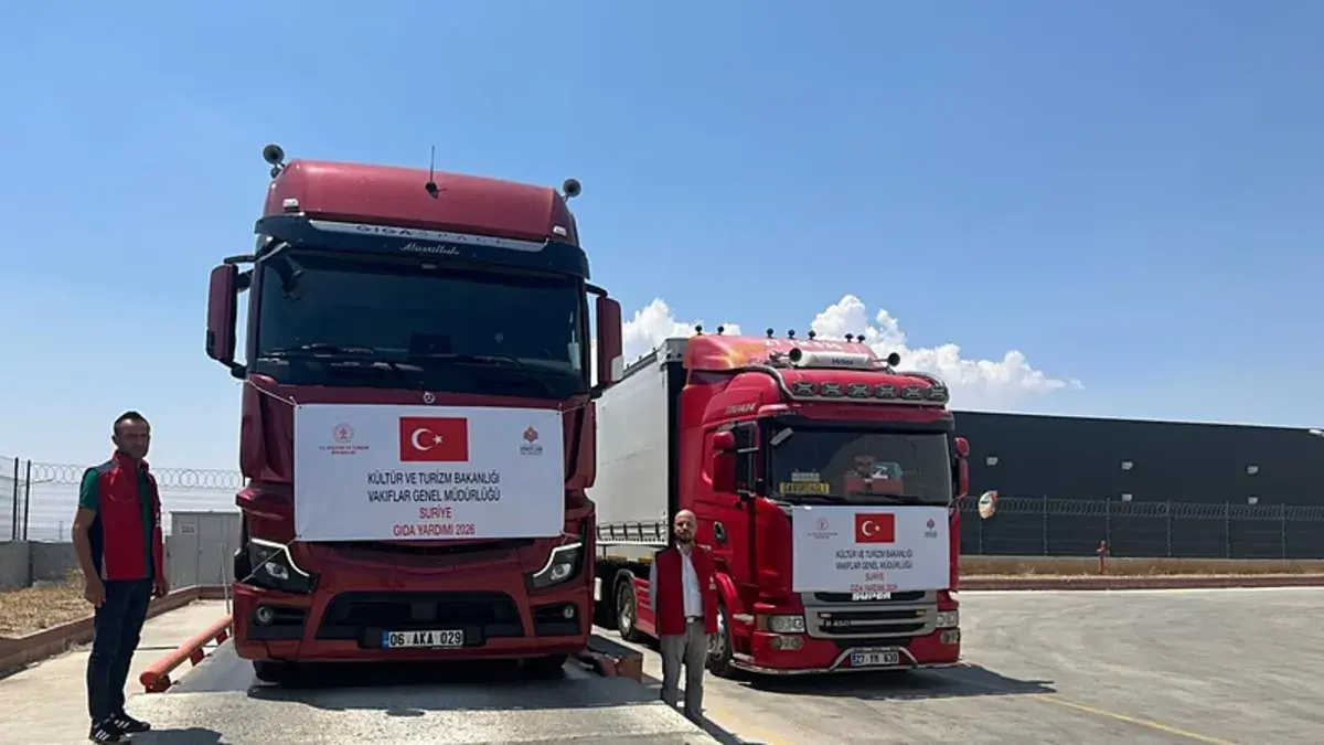 Suriye'ye gönderilmek üzere hazırlanan yardım kolileri ve tırlar.