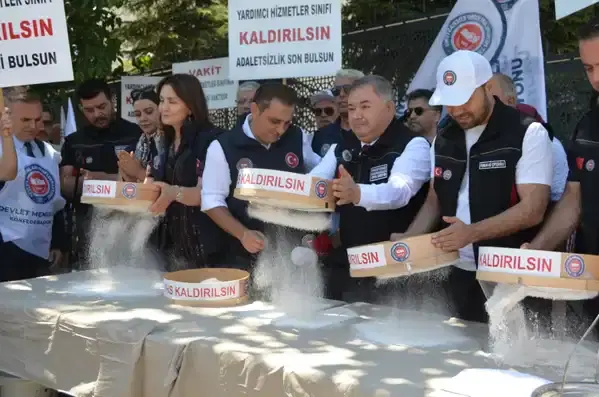 Devlet Memurları Konfederasyonu üyeleri Çalışma ve Sosyal Güvenlik Bakanlığı önünde eylem yapıyor.
