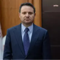 Adalet Bakanlığı binası ve Türk bayrağı.