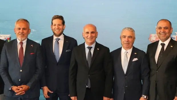 Ege İhracatçı Birlikleri limanında yükleme yapan konteynerler.