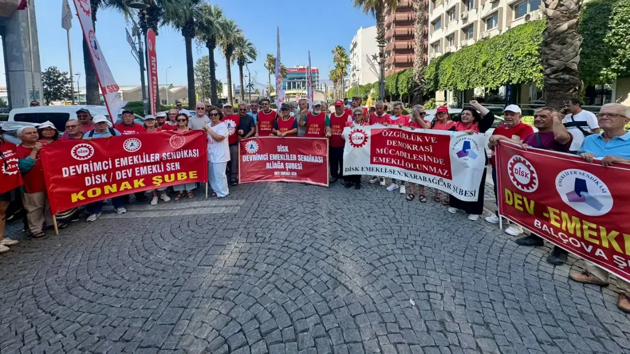İzmir'de SGK binası önünde toplanan emekliler protesto gösterisi düzenliyor.