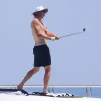 Erling Haaland lüks bir yatta golf oynarken görülüyor.