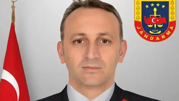 Şehit Jandarma Uzman Çavuş Mehmet Demirbaş'ın evine asılan Türk bayrağı.