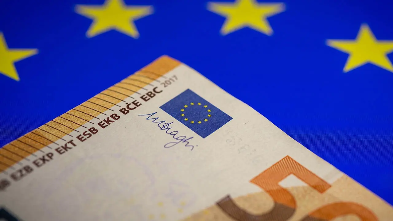 Euro Bölgesi ekonomi ve enflasyon verilerini temsil eden grafikler.