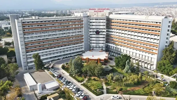 Adliye binası ve hukuk kavramını temsil eden görsel.