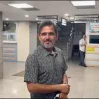 Fatih Portakal adliye çıkışında basın mensuplarına açıklama yapıyor.