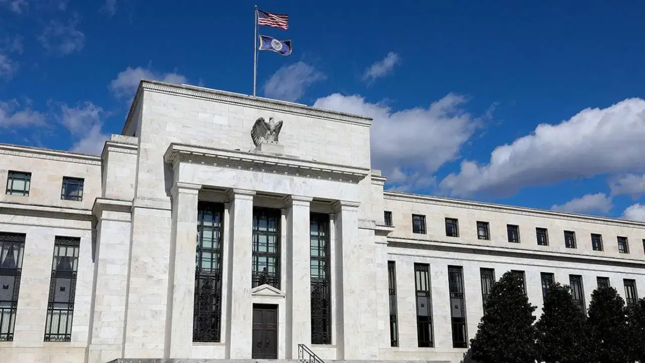 ABD Merkez Bankası (Fed) binası ve ekonomik verileri temsil eden grafikler.