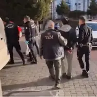 Türkiye genelinde düzenlenen FETÖ operasyonunda polis ekipleri.