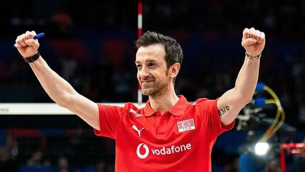 A Milli Kadın Voleybol Takımı Başantrenörü Daniele Santarelli saha kenarında.