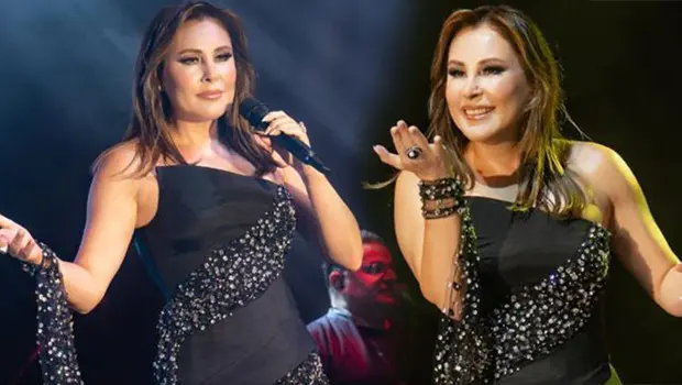 Funda Arar Kıbrıs konserinde sahnede şarkı söylerken.