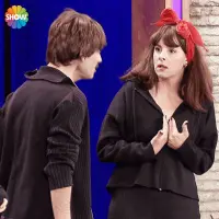 Güldür Güldür Show oyuncu kadrosu ve moderatör Ali Sunal sahnede.