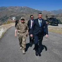 İçişleri Bakanı Mustafa Çiftçi, Hakkari'de askerlerle bir araya geldi.
