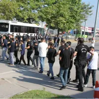 İstanbul'da gerçekleştirilen yasa dışı bahis operasyonuna dair polis ekiplerinin incelemeleri.