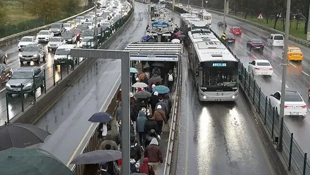 İstanbul'da toplu taşıma istasyonunda bekleyen vatandaşlar.