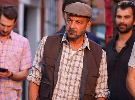 Kerem Alışık, Haysiyet dizisi afiş çekimlerinde.