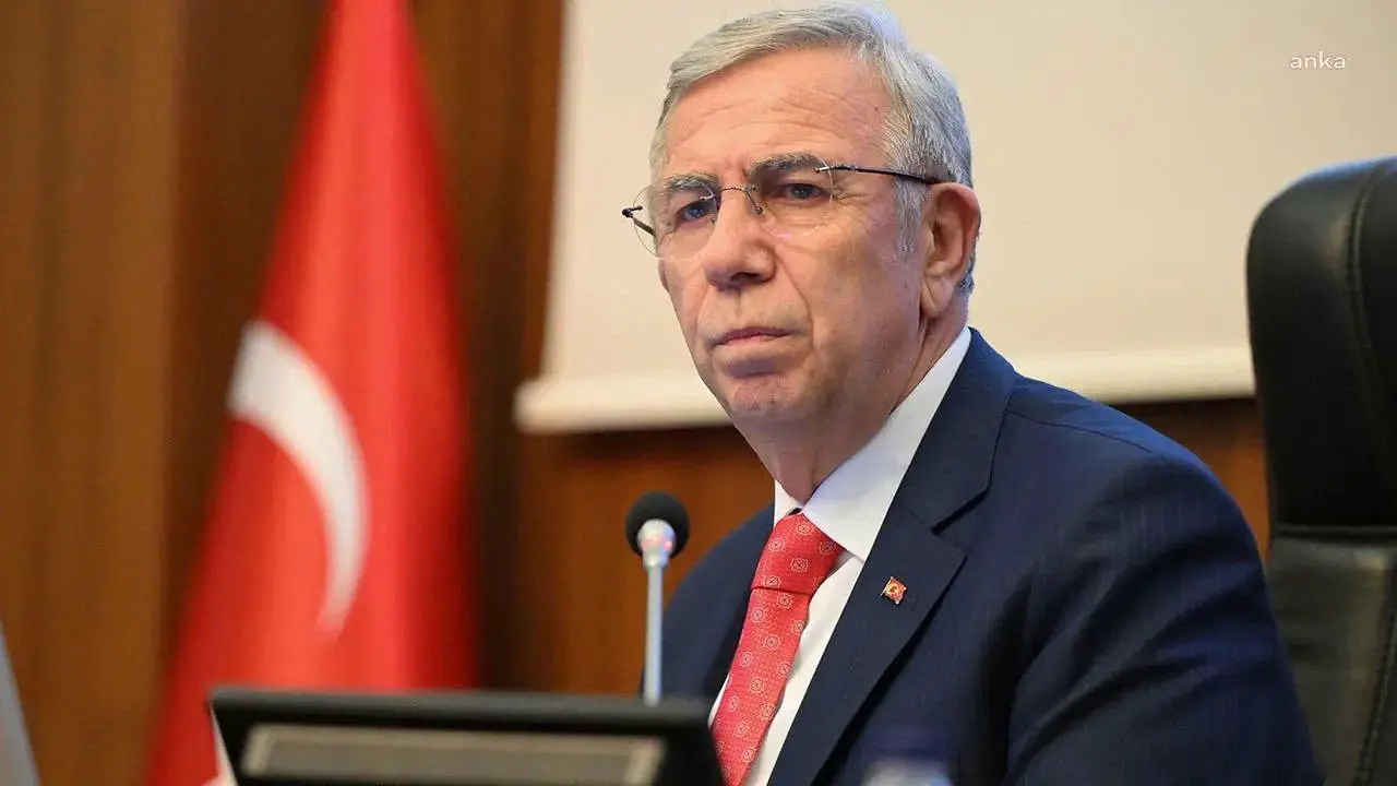 Ankara Büyükşehir Belediye Başkanı Mansur Yavaş, Çankaya Belediyesi önünde açıklama yapıyor.