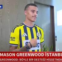 Mason Greenwood İstanbul Havalimanı'nda taraftarlar tarafından karşılanıyor.