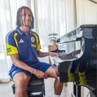 Fenerbahçe'nin yeni transferi Nathan Ake, Avusturya kampında antrenman yaparken.