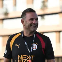 Galatasaray Teknik Direktörü Okan Buruk antrenman sahasında açıklamalarda bulunuyor.
