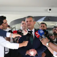 TBMM binası önünde hareketli bir gün.