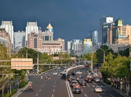 Pekin'de modern binalar ve şehir hayatı.
