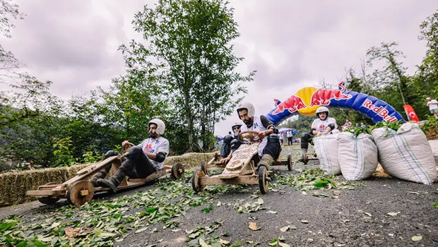 Red Bull Formulaz yarışlarında Tunca yokuşlarında hızla ilerleyen tahta arabalar.