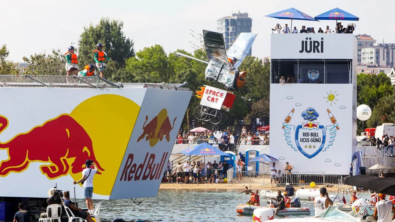 Red Bull Uçuş Günü'ne hazırlanan üniversite öğrencileri ve uçuş makineleri.