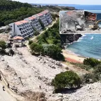 Beykoz Riva'da 9 yıldır atıl durumda olan otelin yıkım çalışmaları.