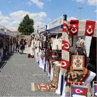 Sivas'ta düzenlenen Yaşayan Miras Şöleni'nde geleneksel el sanatları stantları.